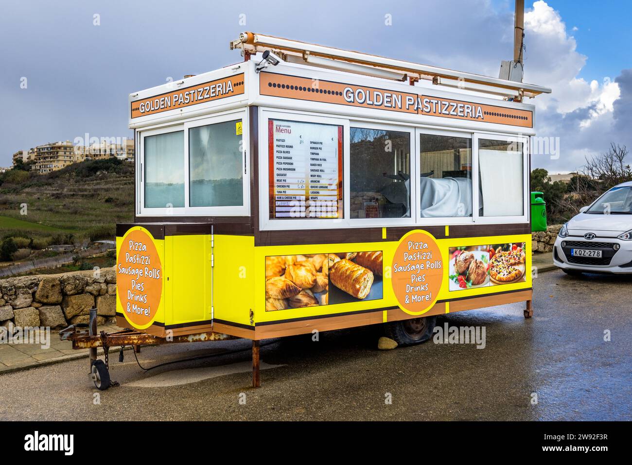 Chiosco mobile che offre pastizzi, una specialità dell'arcipelago maltese a Xaghra, Malta Foto Stock