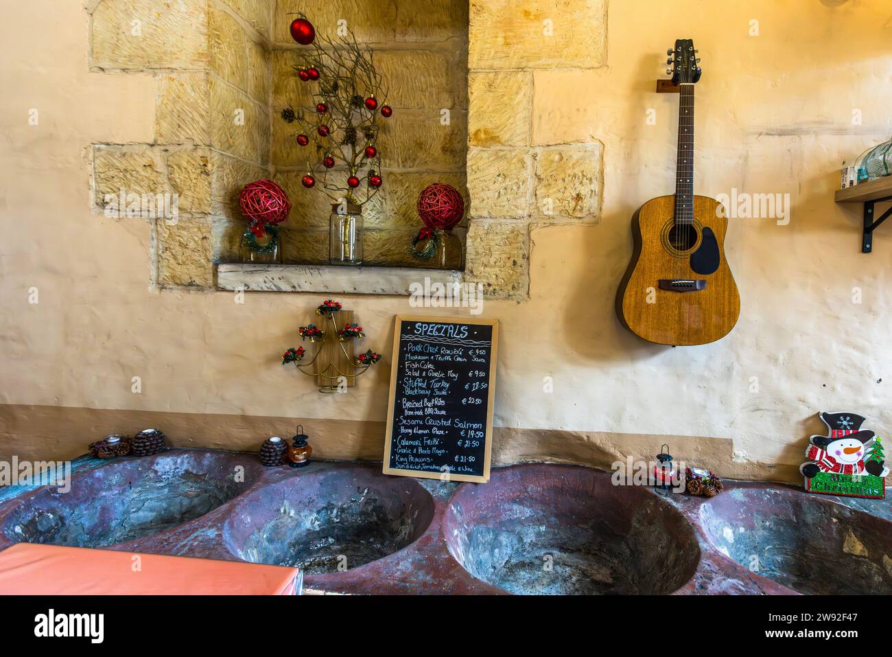 Il ristorante Tal-Furnar a Xagħra, Gozo, Malta, un tempo fungeva da panetteria. Il suo nome maltese significa letteralmente "dal panettiere": "furnar" è maltese per panettiere. Foto Stock