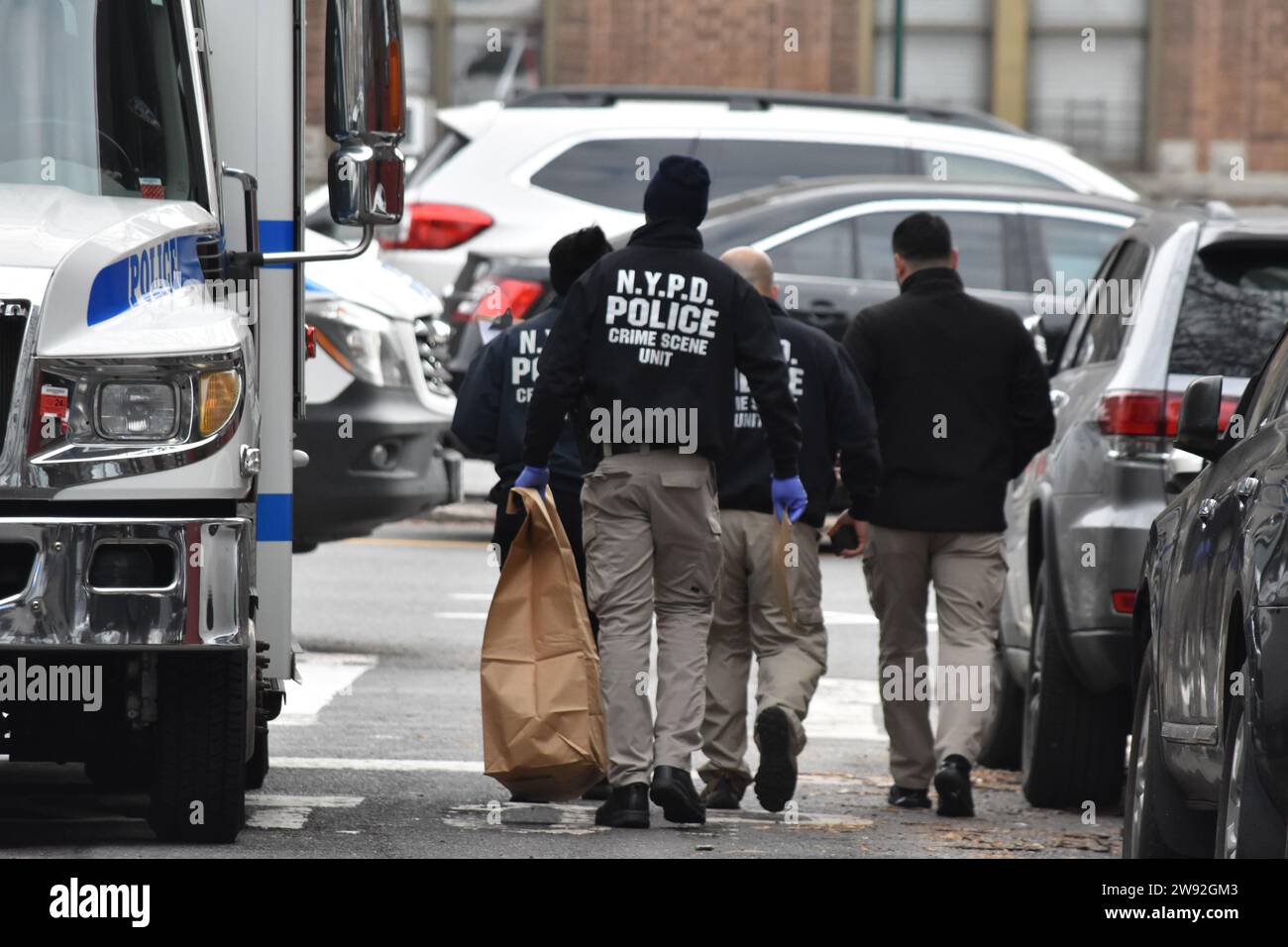 Gli agenti della polizia di New York della Crime Scene Unit eseguono grandi sacchetti di prova dal complesso dell'appartamento. Le autorità sono state viste raccogliere prove e lavorare sulla scena di una polizia coinvolta in una sparatoria nel Bronx, sabato pomeriggio nella zona di Creston Avenue e Minerva Place. Due agenti hanno risposto al 2865 di Creston Avenue, 13th Floor, Apartment G e sono stati accolti da una donna di 19 anni con ferite a fette alla sua area facciale. Il sospetto teneva sua madre in un blocco con un coltello e gli agenti hanno ucciso il sospetto dopo che si era rifiutato di far cadere l'arma. Foto Stock