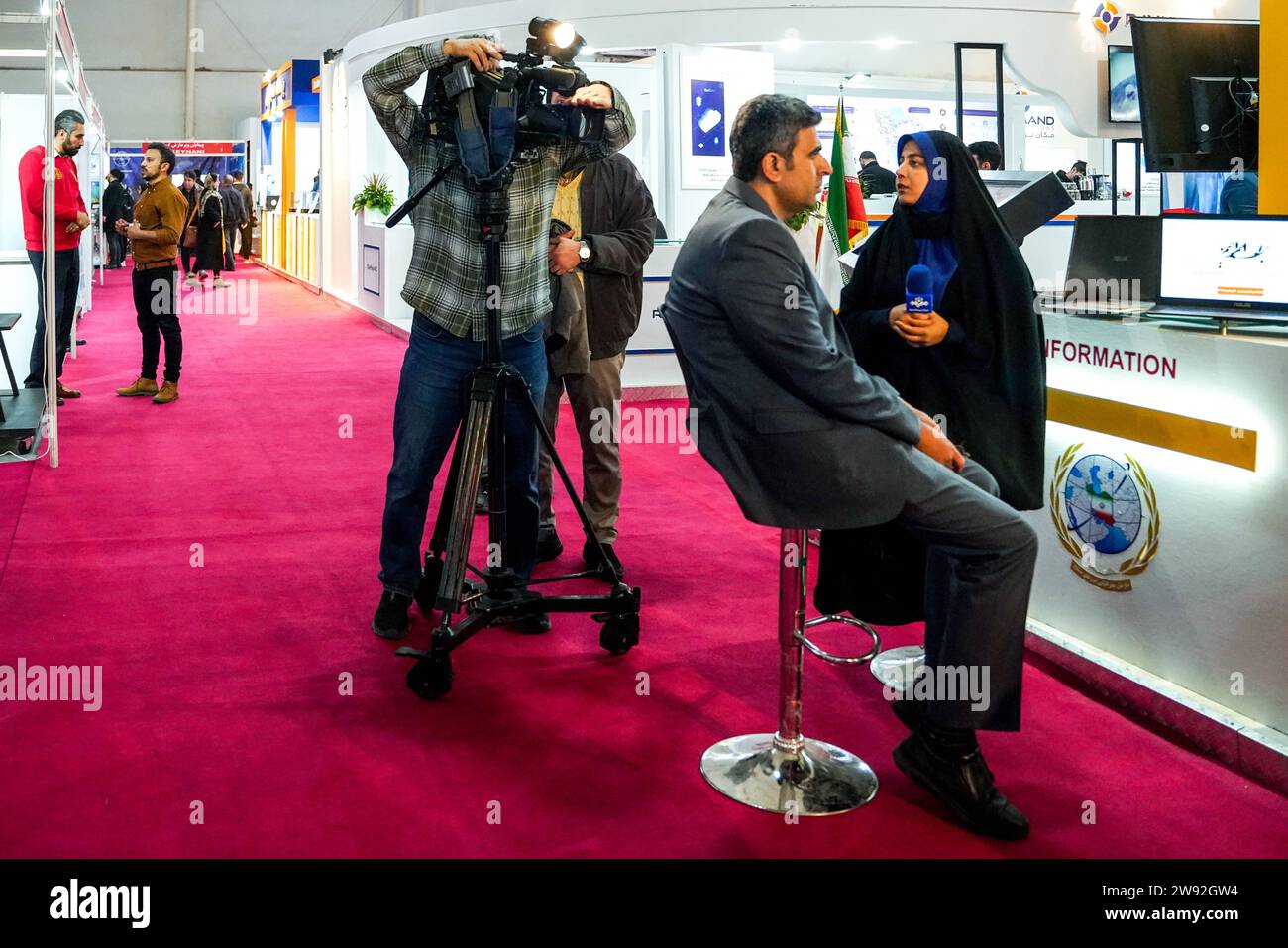 La mostra Iran Geo mette in mostra pubica la terza mostra internazionale specializzata Iran Geo ha aperto sabato mattina 23 dicembre 2023 nella sede permanente del Teheran International Exhibition Center. Alla mostra, gli ultimi successi dell'Organizzazione geografica delle forze Armate sono stati resi pubblici. Inoltre, hanno partecipato alla mostra aziende basate sulla conoscenza, centri scientifici e universitari, e organizzazioni attive nel campo dei dati geografici. Teheran Teheran Iran Copyright: Xmohsenxrezaeix DSC05995 Foto Stock