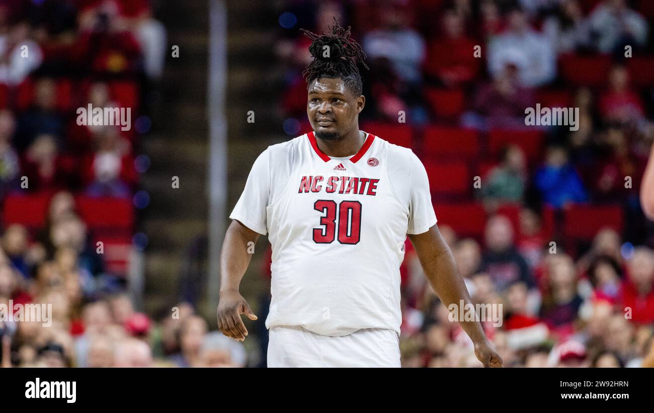 23 dicembre 2023: North Carolina State Wolfpack Forward DJ Burns Jr. (30) contro i Detroit Mercy Titans nella partita NCAA Basketball Matchup alla PNC Arena di Raleigh, NC. (Scott Kinser/CSM) Foto Stock