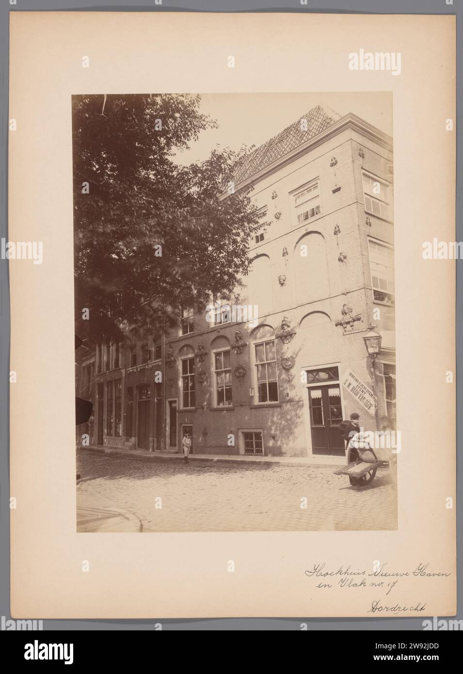 Hoekhuis van de Nieuwe Haven e De Plaats a Dordrecht, Anonimo (Monumentenzorg) (attribuito a), A.J.M. Mulder (attribuito a), c. 1890 - c. 1910 Fotografia supporto fotografico del porto nuovo. Gli albumi di cartone stampano le abitazioni urbane del nuovo porto Foto Stock