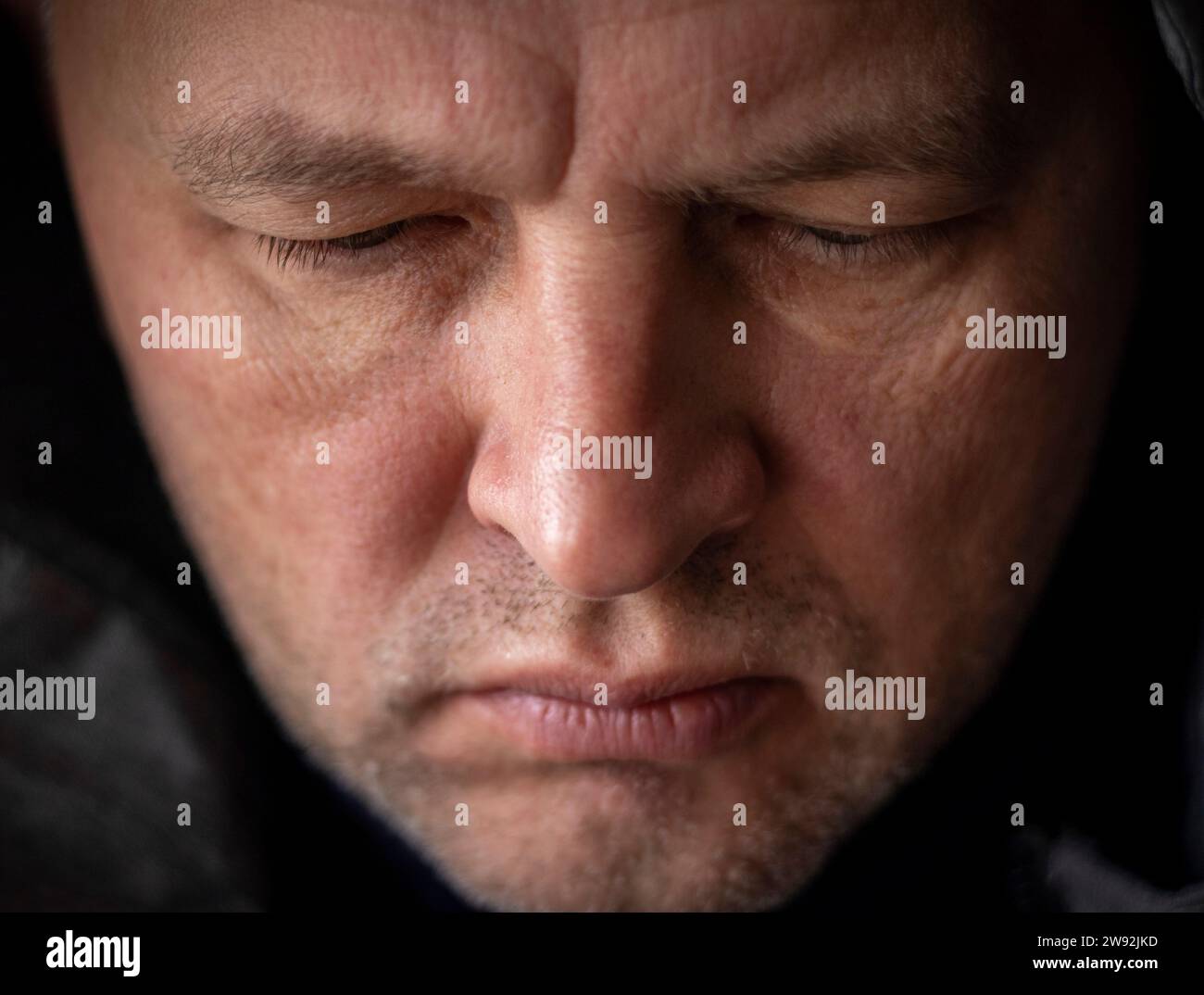 Ritratto di un uomo di mezza età con capelli grigi, che indossa un caldo maglione blu scuro e un cappotto grigio. Foto Stock Ritratto di un uomo di mezza età con capelli grigi, che indossa un caldo maglione blu scuro e un cappotto grigio. Foto Stock