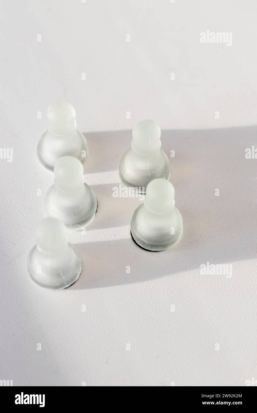 Scatto dei pezzi degli scacchi, delle pedine, dell'ombra a forma di corona Foto Stock Scatto dei pezzi degli scacchi, delle pedine, dell'ombra a forma di corona Foto Stock