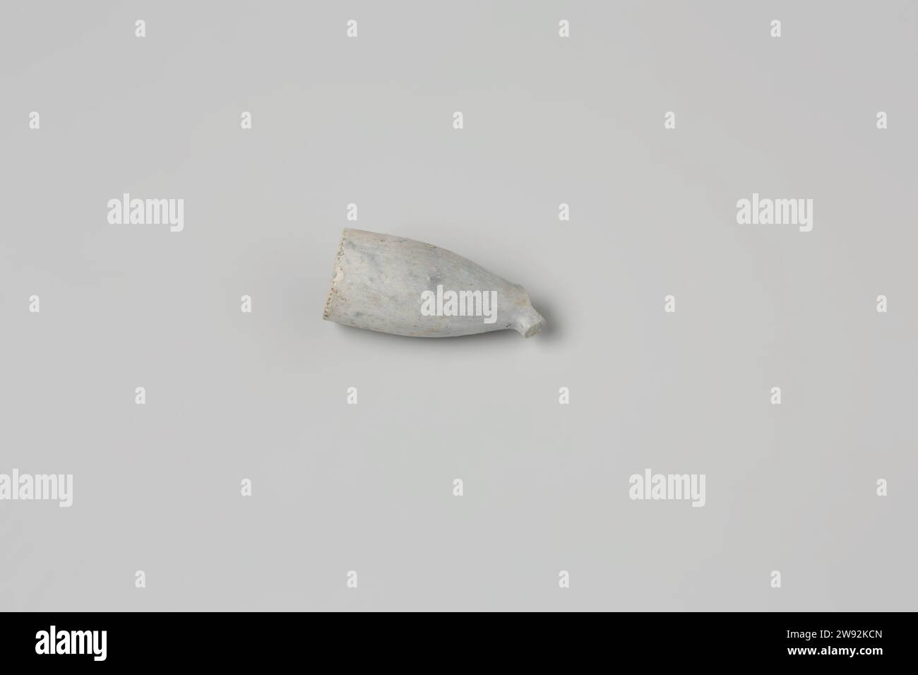 Estratto di una testa di tubo dal relitto del t Vliegend Hart, WS, 1700 - 1735 Kop di terra Goudse Pijp, senza manico, leggermente danneggiato con tacco bombato marchio WS, blu e sbiancamento scolorito. Frammenti di ciotole e steli. Gouda pipe argilla Foto Stock