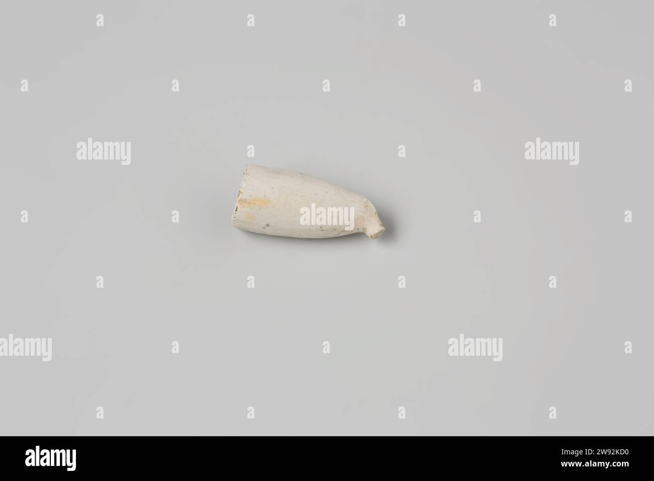 Estratto di una testa di tubo dal relitto del t Vliegend Hart, WS, 1700 - 1735 degli East Indians testa senza gambo di terra Goudse Pijp, di colore giallastro blu e bianco. Tacco a marchio WS. Lievemente danneggiato. Frammenti di ciotole e steli. Gouda pipe argilla Foto Stock