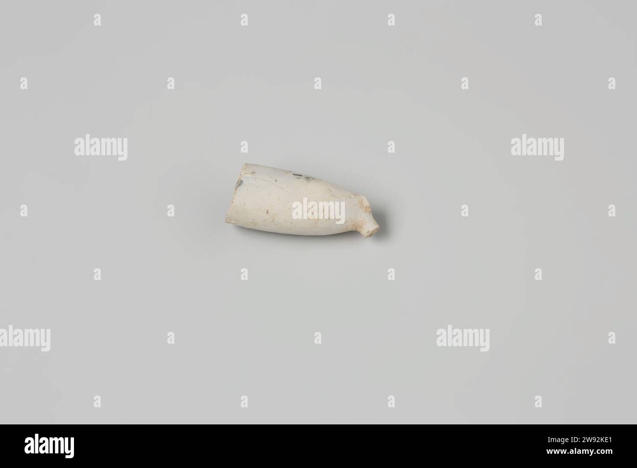 Estratto di una testa di tubo dal relitto del t Vliegend Hart, WS, 1700 - 1735 Una testa senza gambo da un tubo di terra Goudse, di colore giallo e blu. Tacco a marchio WS. Lievemente danneggiato. Frammenti di ciotole e steli. Gouda pipe argilla Foto Stock