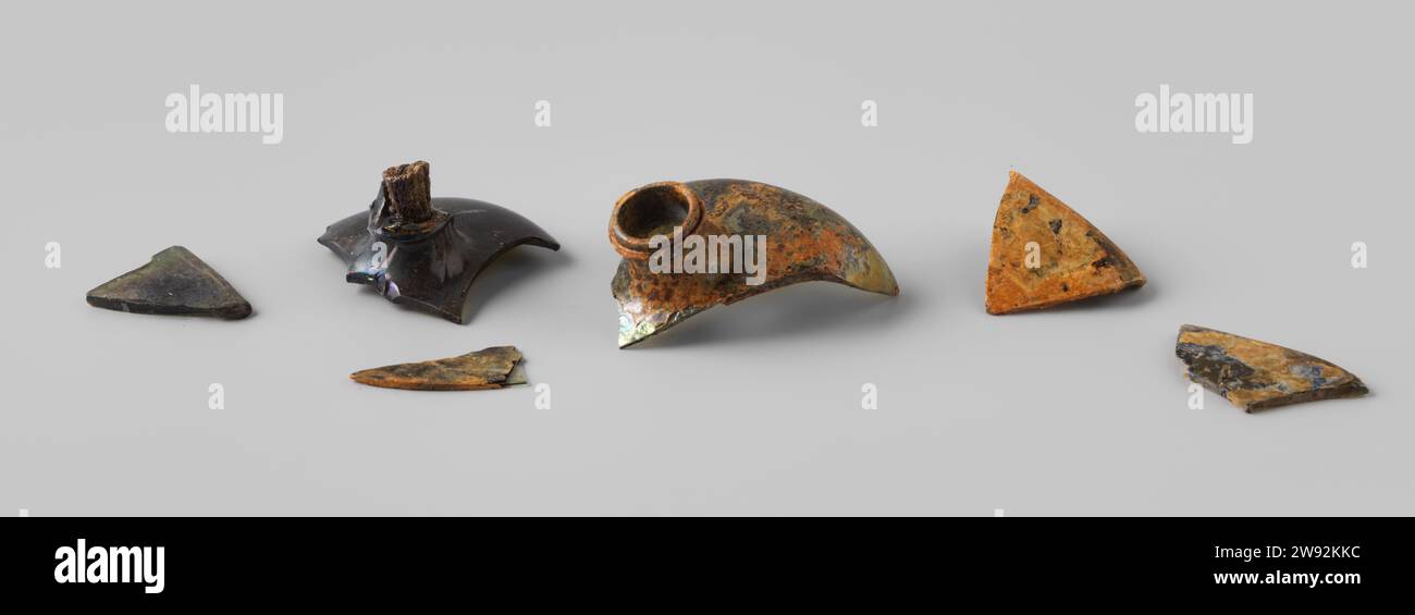 Frammenti di bottiglie del seminterrato del relitto del t Vliegend Hart degli indiani orientali , 1700 - 1735 frammenti di bottiglie quadrate del seminterrato: 2 colli entrambi con residui di lacca e uno dei quali con sughero (senza filo di rame). Quattro frammenti dell'addome, originariamente realizzati in vetro verde ma scoloriti o influenzati da giallo-marrone. Flacone per valigetta. Middelburg sughero (corteccia). lacca (rivestimento) Foto Stock