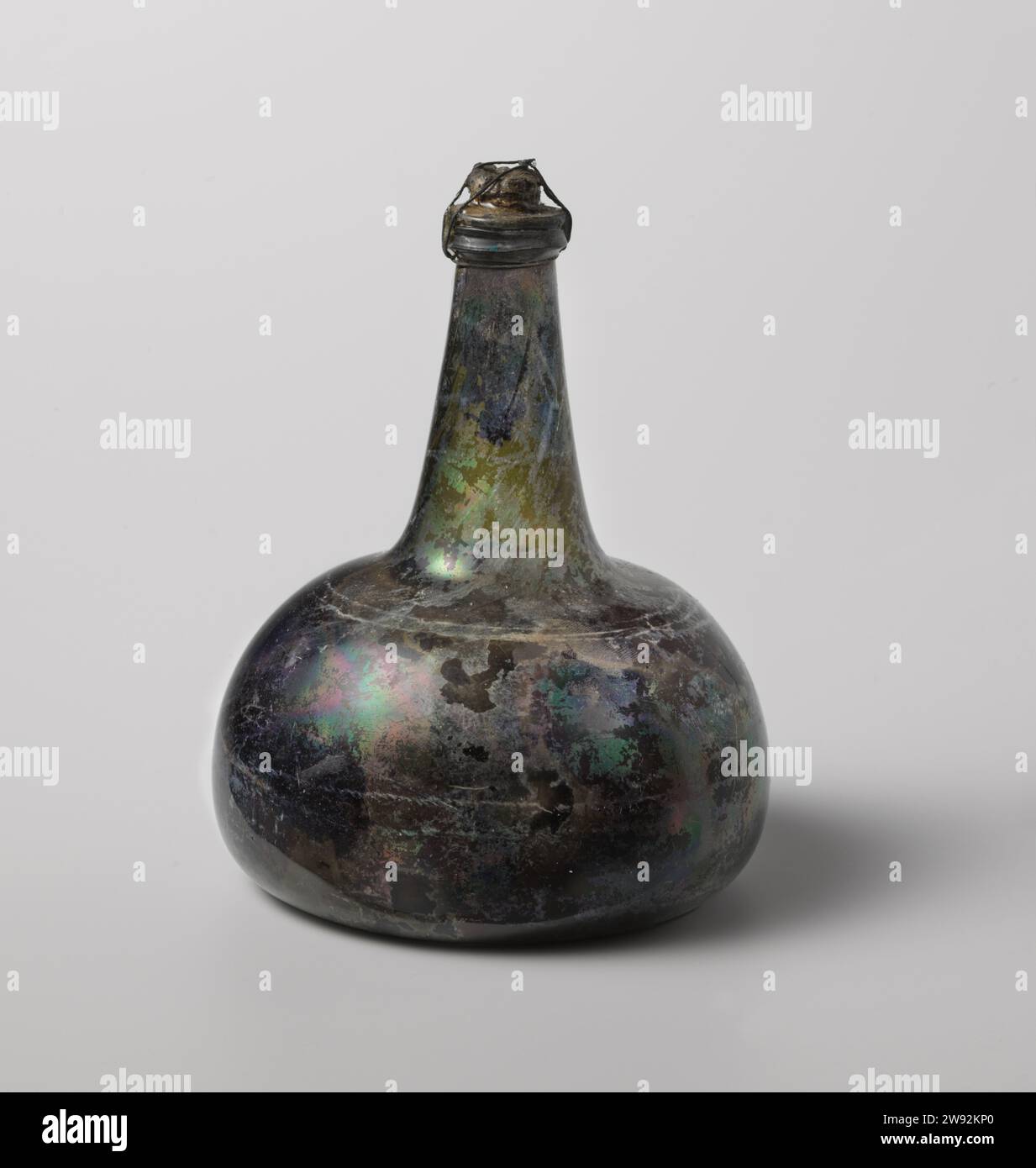 Bottiglia di vino di vetro con vino proveniente dal relitto dell'olandese East Indiaman 't Vliegend Hart, 1700 - 1735 vino Uivid bottiglia di vino verde riempito di vino rosso (porto) e chiuso con sughero e filo che il sughero doveva tenere in posizione. Vino olandese Foto Stock