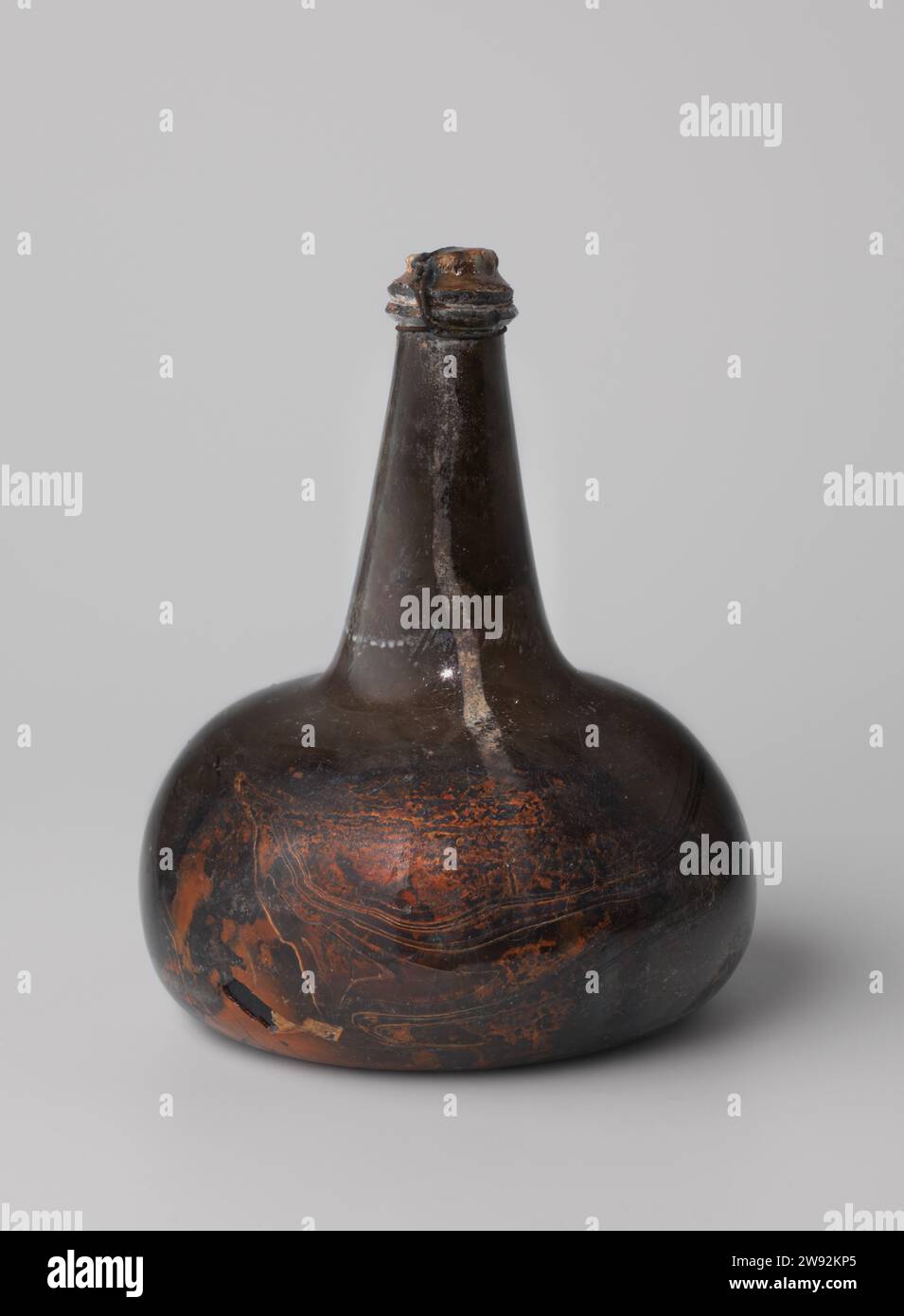 Bottiglia di vino con vino del relitto del t Vliegend Hart degli Indiani Orientali , 1700 - 1735 vino Uivid bottiglia di vino verde riempita con vino rosso (porto) e chiusa con sughero e filo. Vetro olandese Foto Stock