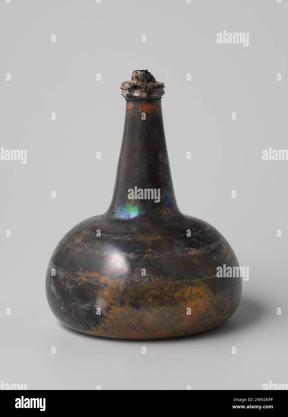 Bottiglia di vino con vino proveniente dal relitto del t Vliegend Hart degli Indiani Orientali , 1700 - 1735 vino Uivid bottiglia di vino verde riempito con vino rosso (porto) e chiuso con sughero e filo che il sughero doveva tenere in posizione. Vetro olandese Foto Stock