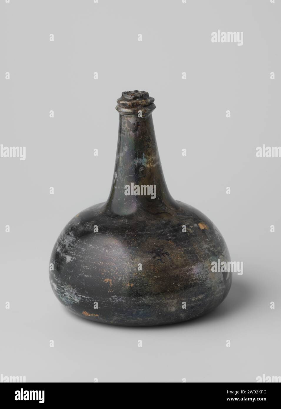 Bottiglia di vino con vino del relitto del t Vliegend Hart degli Indiani Orientali , 1700 - 1735 vino Uivid bottiglia di vino verde riempito con vino rosso (porto) e chiuso con sughero. Il filo che il sughero doveva mettere in atto è scomparso. Vetro olandese. vino Foto Stock