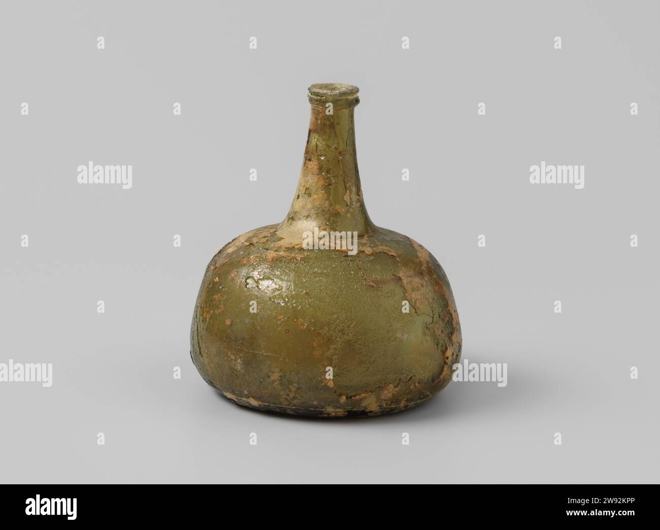 Bottiglia di vino con vino del relitto del t Vliegend Hart degli Indiani Orientali, 1700 - 1735 vino Uivid bottiglia di vino verde una volta riempita di vino. Il sughero e il filo che il sughero doveva tenere sulla bottiglia sono scomparsi. Il vino viene conservato in una bottiglia (NG-1984-86-1). Vetro olandese Foto Stock