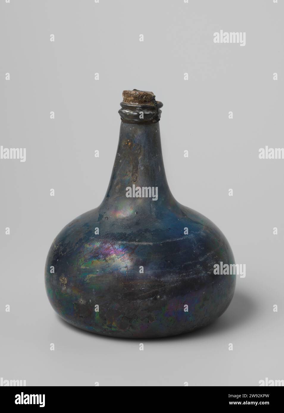 Bottiglia di vino con vino proveniente dal relitto del t Vliegend Hart degli Indiani Orientali , 1700 - 1735 vino Uivid bottiglia di vino verde riempito con vino rosso (porto) e chiuso con sughero e filo che il sughero doveva tenere in posizione. Vetro olandese. vino Foto Stock