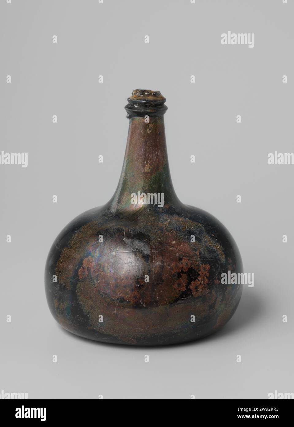 Bottiglia di vino con vino proveniente dal relitto del t Vliegend Hart degli Indiani Orientali , 1700 - 1735 vino Uivid bottiglia di vino verde riempito con vino rosso (porto) e chiuso con sughero e filo che il sughero doveva tenere in posizione. Vetro olandese. vino Foto Stock