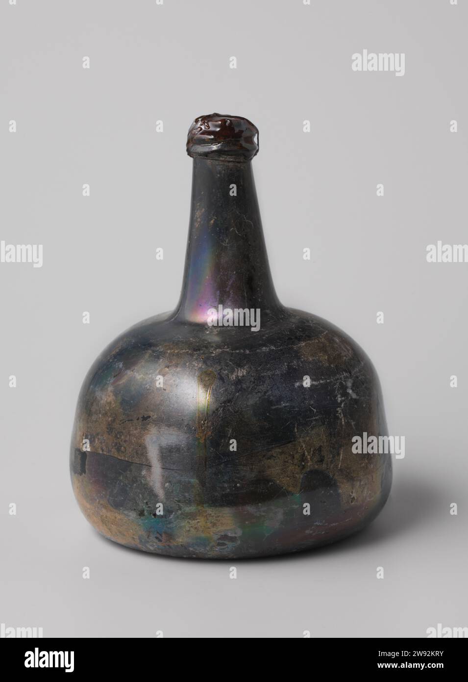 Bottiglia di vino con vino proveniente dal relitto del t Vliegend Hart degli Indiani Orientali , 1700 - 1735 vino Uivid bottiglia di vino verde riempito con vino rosso (porto) e chiuso con sughero e filo che il sughero doveva tenere in posizione. Questo flacone è notevolmente più grande dell'altro. Vetro olandese Foto Stock