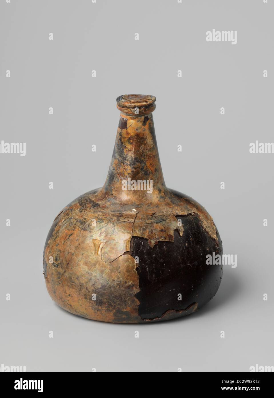 Bottiglia di vino con vino del relitto del t Vliegend Hart degli Indiani Orientali , 1700 - 1735 vino Uivid bottiglia di vino verde riempito con vino rosso (porto), chiuso con un sughero. Il filo che il sughero doveva tenere sulla bottiglia è scomparso. Vetro olandese. vino Foto Stock