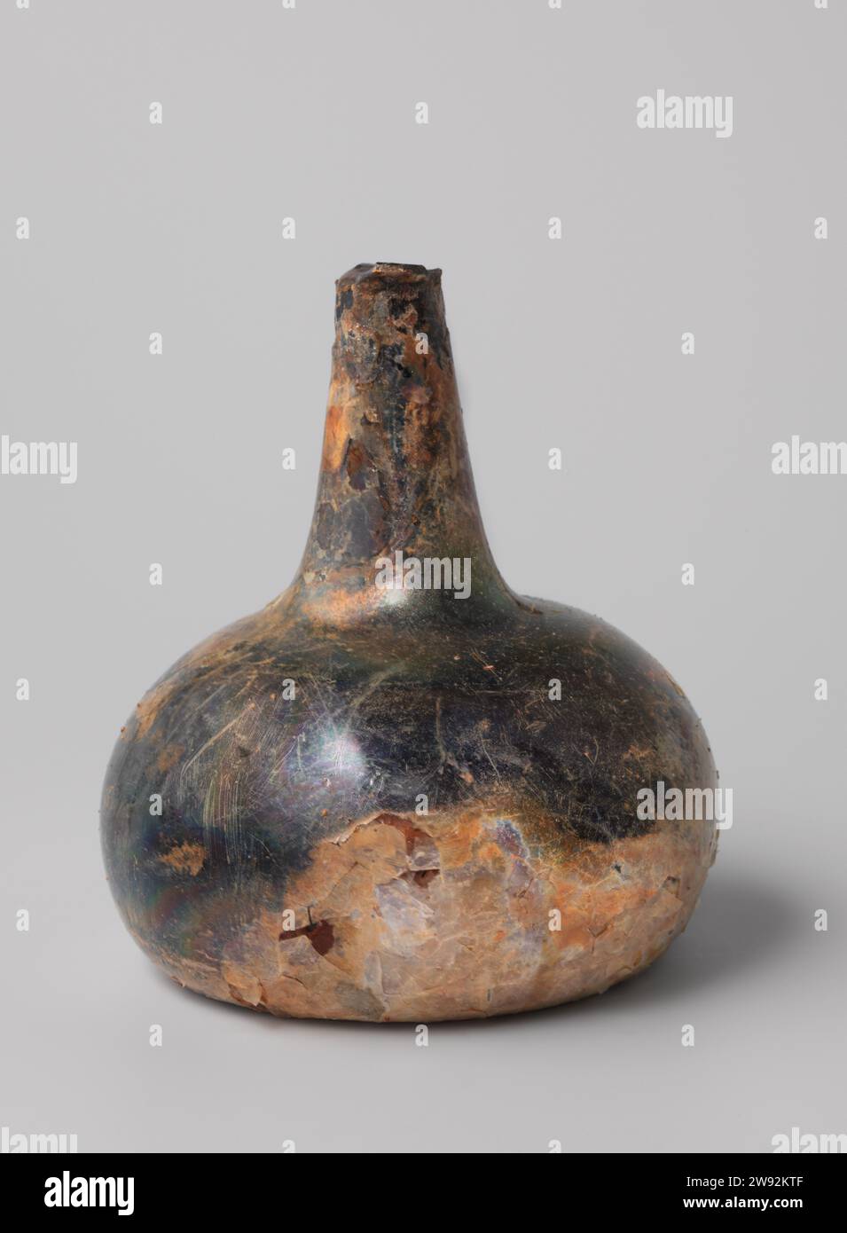 Bottiglia di vino con vino del relitto del t Vliegend Hart degli Indiani Orientali , 1700 - 1735 vino Uivid bottiglia di vino verde riempito con vino rosso (porto), chiuso con un sughero. Il filo che il sughero doveva tenere sulla bottiglia è scomparso. Vetro olandese Foto Stock