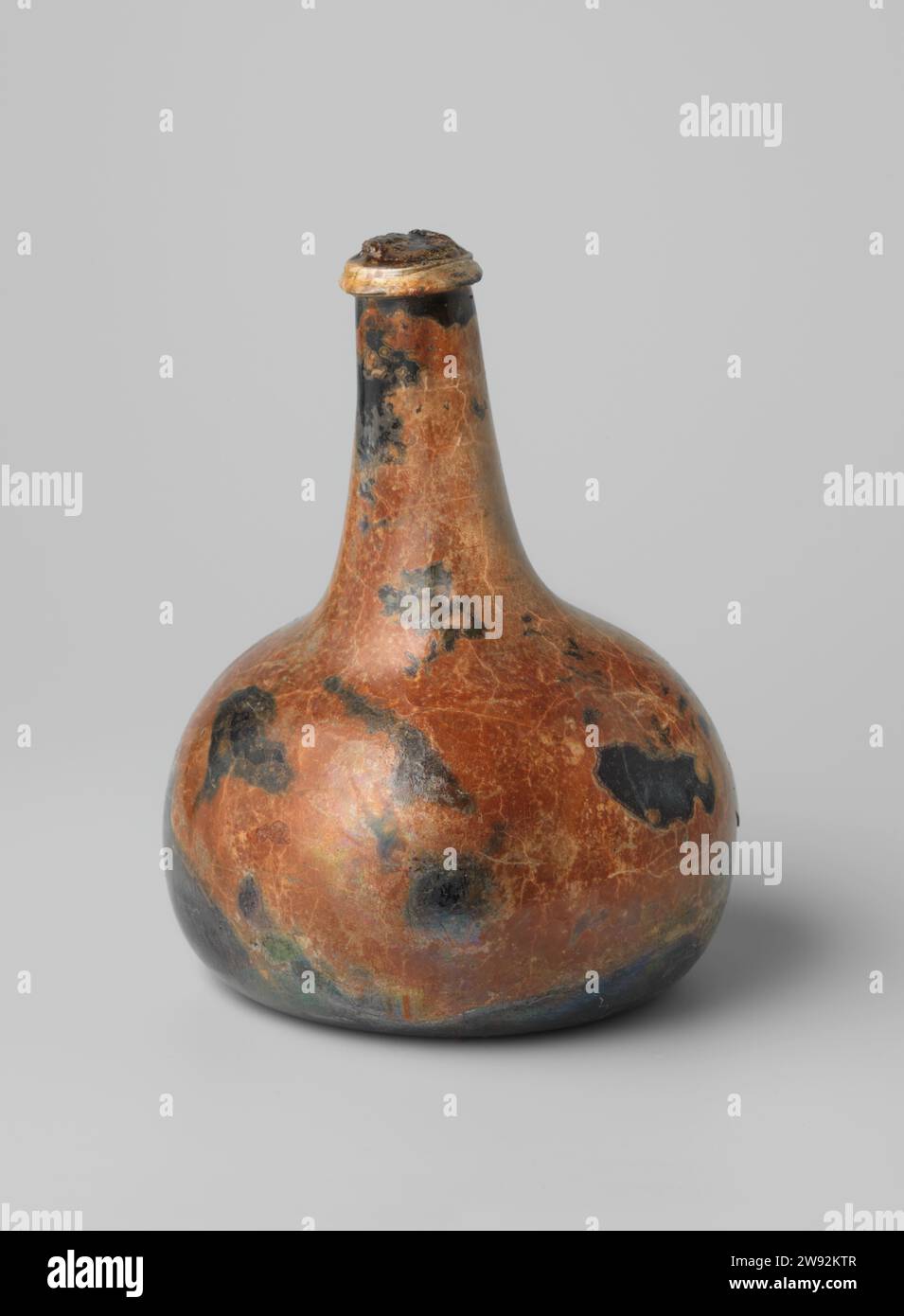 Bottiglia di vino con vino del relitto del t Vliegend Hart degli Indiani Orientali , 1700 - 1735 vino Uivid bottiglia di vino verde riempito con vino rosso (porto), chiuso con un sughero. Il filo che il sughero doveva tenere sulla bottiglia è scomparso. Vetro olandese. vino Foto Stock