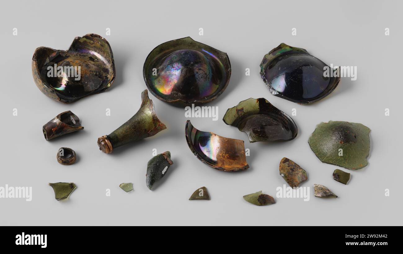 Frammenti di bottiglie di vino dal relitto del t Vliegend Hart degli Indiani Orientali , 1700 - 1735 bottiglie di vino a forma di cipolla di bicchiere verde che è stato nel vino rosso (porto). Collo con sughero, filo di ferro e lacca. Sughero olandese (corteccia). lacca (rivestimento) Foto Stock