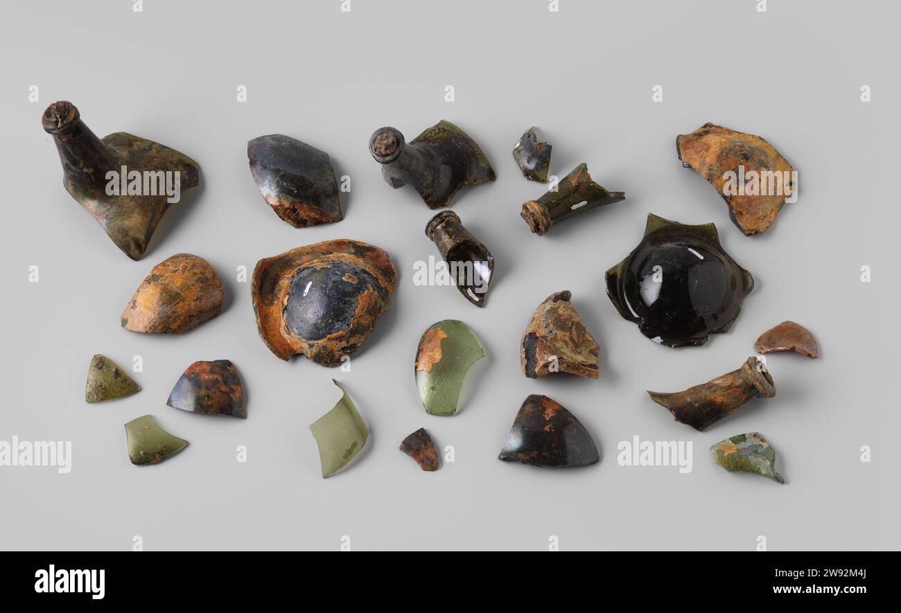 Frammenti di bottiglie di vino dal relitto del t Vliegend Hart degli Indiani Orientali , 1700 - 1735 bottiglie di vino a forma di cipolla di bicchiere verde che è stato nel vino rosso (porto). Chiama con sughero, uno con filo di ferro e vernice. Sughero olandese (corteccia). lacca (rivestimento) Foto Stock