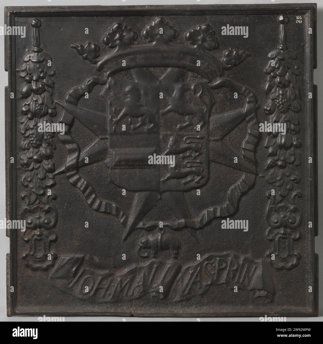 Piastra di cottura con arma Johan Maurits van Nassau-Siegen, Anonymous, c. 1654 - c. 1679 piastra di cottura quasi rettangolare con bordo rialzato e due tacche sul lato sinistro e destro (per il fissaggio alla stufa); centrale Immagine dell'arma con quattro quarti (da Johan Maurits van Nassau-Siegen), coronata da una corona reale a cinque foglie, adagiata sul Johannieterkruis a otto punte; l'arma è circondata da un nastro, sul quale un elefante pende sul fondo (segno dell'ordine degli elefanti), usato a sinistra; sotto l'arma banderol con l'iscrizione: IOH: Mau NAS: prin. Fusione del ferro (metallo) per la Germania Foto Stock