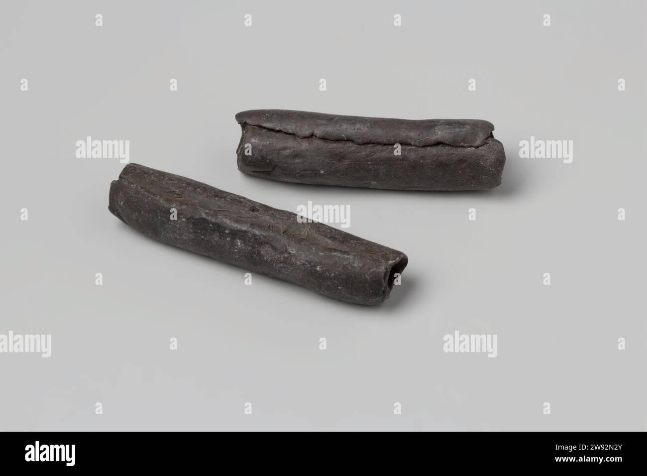 Ruolo principale dal relitto del t Vliegend Hart delle Indie Orientali , 1700 - 1735 piastre laminate di piombo tubi. Colore grigio-nero. Rotolo di piombo. Piombo Middelburg (metallo) Foto Stock