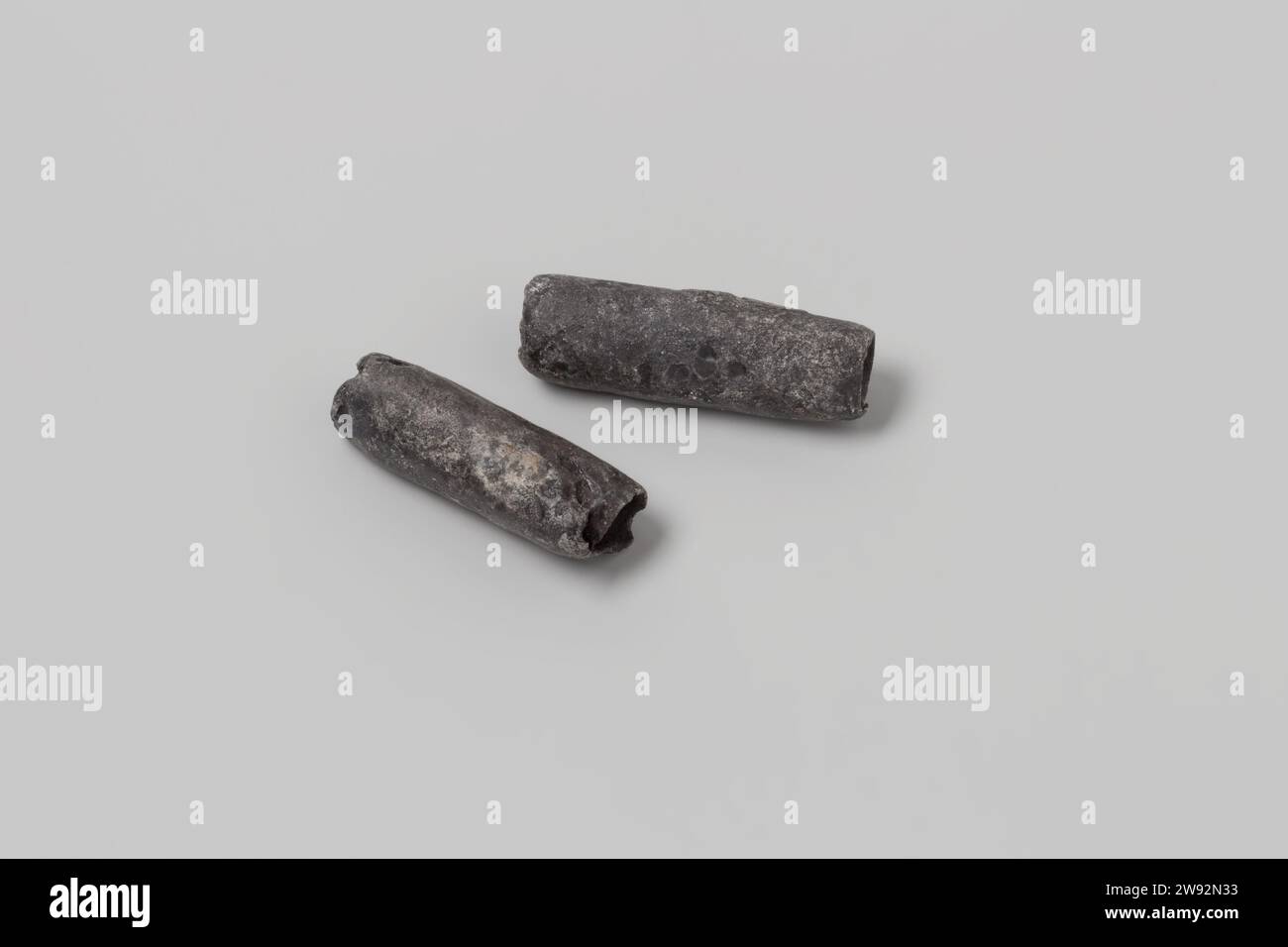 Ruolo principale dal relitto del t Vliegend Hart delle Indie Orientali , 1700 - 1735 piastre laminate di piombo tubi. Colore grigio-nero. Rotolo di piombo. Piombo Middelburg (metallo) Foto Stock