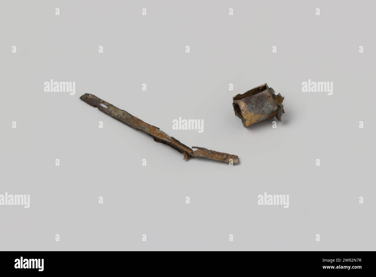 Elementi metallici del relitto delle Indie Orientali t Vliegend Hart , 1729 - 1735 due frammenti, una striscia di rame e un anello. Nastro metallico. Rame Middelburg (metallo) Foto Stock