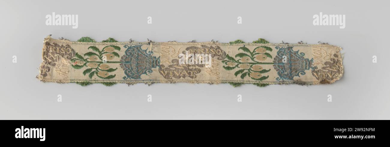 Oranjelint, anonimo, nastro in o dopo 1747 (materiale) nastro di seta con frange di filo d'argento e frange di seta verde sui lati lunghi. Schema alternato costituito da un albero verde con 7 grandi mele arancioni in grazioso argento con vaso blu su brodo grigio, e iscrizione in giallo su banda d'argento stravagante con data su stock biancastro su entrambi i lati. Tagliare l'iscrizione sulle due estremità. Iscrizione: Vivat / WCH / Friso. In mezzo: AO 1747 /3 Mey (1 x ripetuto). Olanda (possibilmente)Utrecht (possibilmente) seta. filettatura argento Foto Stock
