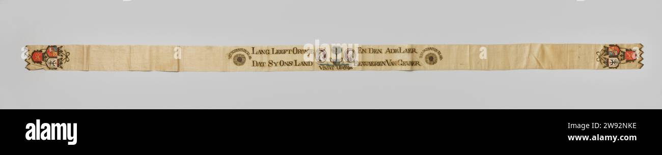 Oranjelint , 1775 - 1800 nastro (materiale) nastro con estremità seghettate e centralmente due medaglioni con ritratti di Wilhelmina (a sinistra) e Willem V. tra di loro in un Oranjeboom in un contenitore rotondo. Un Oranjezon viene visualizzato a sinistra e a destra. Alla fine del nastro, tre stemmi coronati (Oranje-Nassau, aquila prussiana, Nederlandse Leeuw), collegati tra loro da un nastro. Iscrizione: Ora. Sgijnt. HY. Finito. Per molto tempo, Orange e poi Adeleaer vivono quel Sy Beware Our Land di Gevaer Vivat Oranje. Adesso. Sgijnt. HY. Finito. Seta olandese. stampa su carta Foto Stock