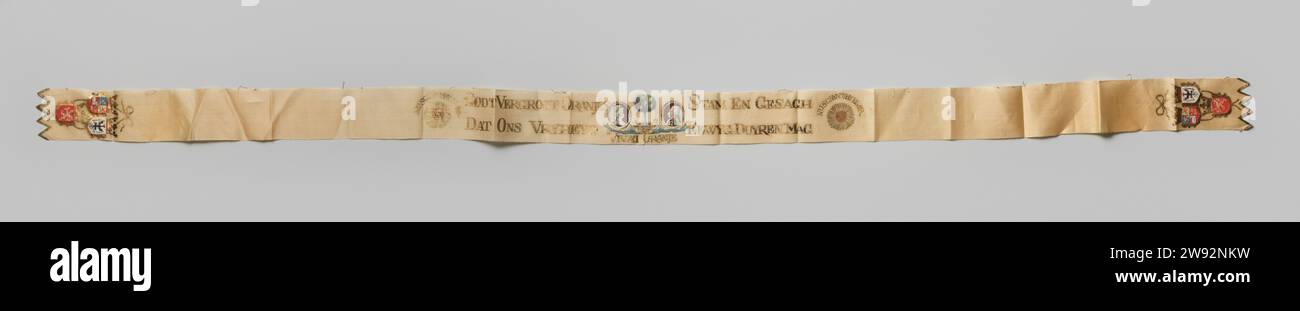 Oranjelint , 1725 - 1750 nastro (materiale) nastro con estremità seghettate e centralmente due medaglioni con ritratti di Wilhelmina (a sinistra) e Willem V. tra di loro in un Oranjeboom in un contenitore rotondo. Oranjezon viene mostrato a sinistra e a destra. Alla fine del nastro, tre stemmi coronati (Oranje-Nassau, aquila prussiana, Nederlandse Leeuw), collegati tra loro da un nastro. Iscrizione: Ora. Sgijnt. HY. Finito. Godt aumenta Oranjes Stam e Gesach That Our Vreyheyd Eewyg Duyren Mag Vivat Oranje. Adesso. Sgijnt. HY. Finito. Seta olandese. stampa su carta Foto Stock