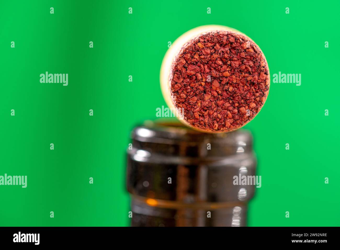 dettaglio di un tappo in sughero utilizzato in una bottiglia di vino rosso con un segno rubino assorbito sulla superficie di contatto Foto Stock