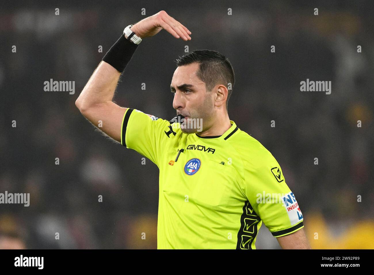 Roma, Italia. 23 dicembre 2023. L'arbitro Andrea Colombo gestisce durante la partita di serie A tra AS Roma e SSC Napoli allo stadio Olimpico di Roma, 23 dicembre 2023. Crediti: Insidefoto di andrea staccioli/Alamy Live News Foto Stock