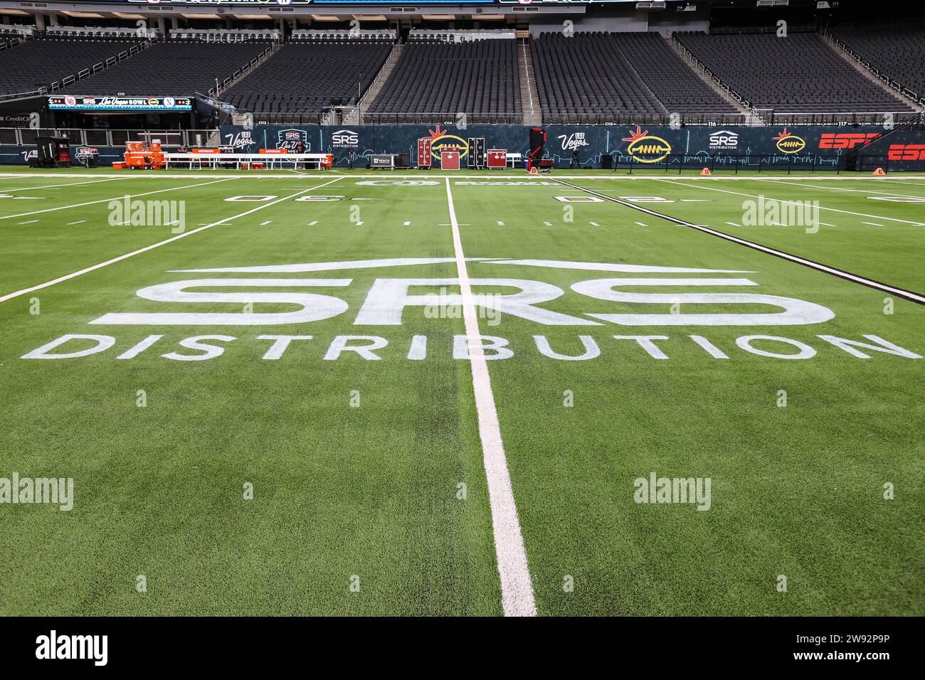 Las Vegas, Nevada, USA. 23 dicembre 2023. Una vista a livello di campo del logo SRS prima dell'inizio dell'SRS Distribution Las Vegas Bowl con gli Utah Utes e i Northwestern Wildcats all'Allegiant Stadium di Las Vegas, Nevada. Christopher Trim/CSM/Alamy Live News Foto Stock