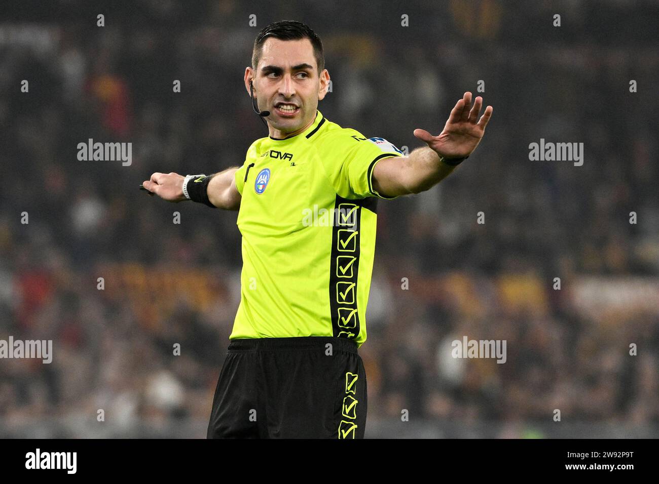 Roma, Italia. 23 dicembre 2023. L'arbitro Andrea Colombo gestisce durante la partita di serie A tra AS Roma e SSC Napoli allo stadio Olimpico di Roma, 23 dicembre 2023. Crediti: Insidefoto di andrea staccioli/Alamy Live News Foto Stock