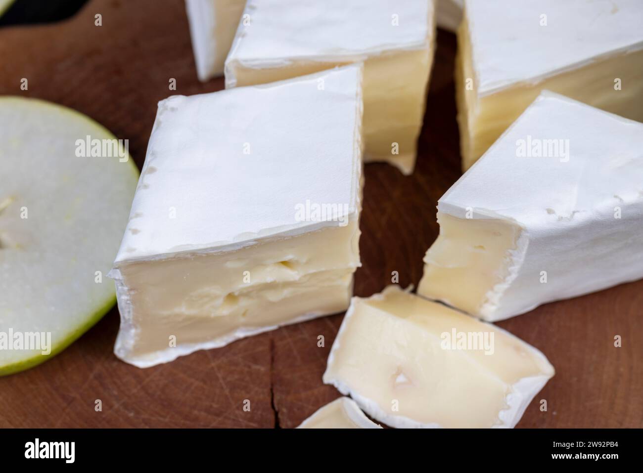 formaggio cremoso morbido con muffa bianca e formaggio fuso ammuffito Foto Stock