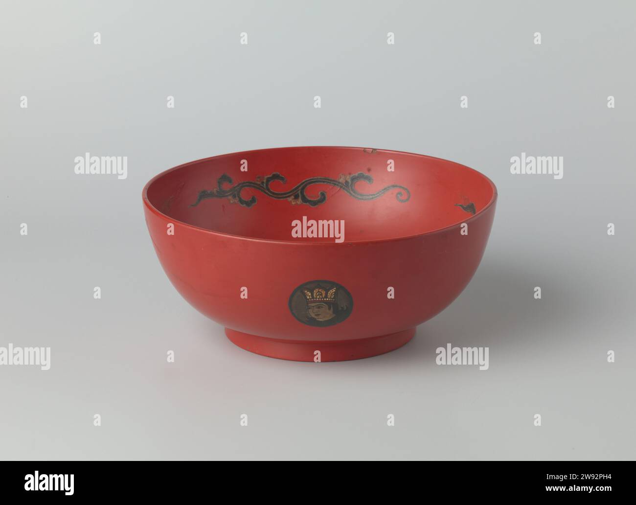 Ciotola in legno laccato rosso , 1700 - 1799 ciotola in legno profondo su un anello poggiapiedi, completamente rosso - laccato tranne all'interno dell'anello nero. Decorato all'esterno con tre medaglioni rotondi con ritratti dell'uomo orientale a colori e oro; Un motivo a rango singolo tre volte contro la parete interna. Legno di Gamron (materiale vegetale). vernice (rivestimento). vernice a olio (vernice). Gamron laccato Foto Stock