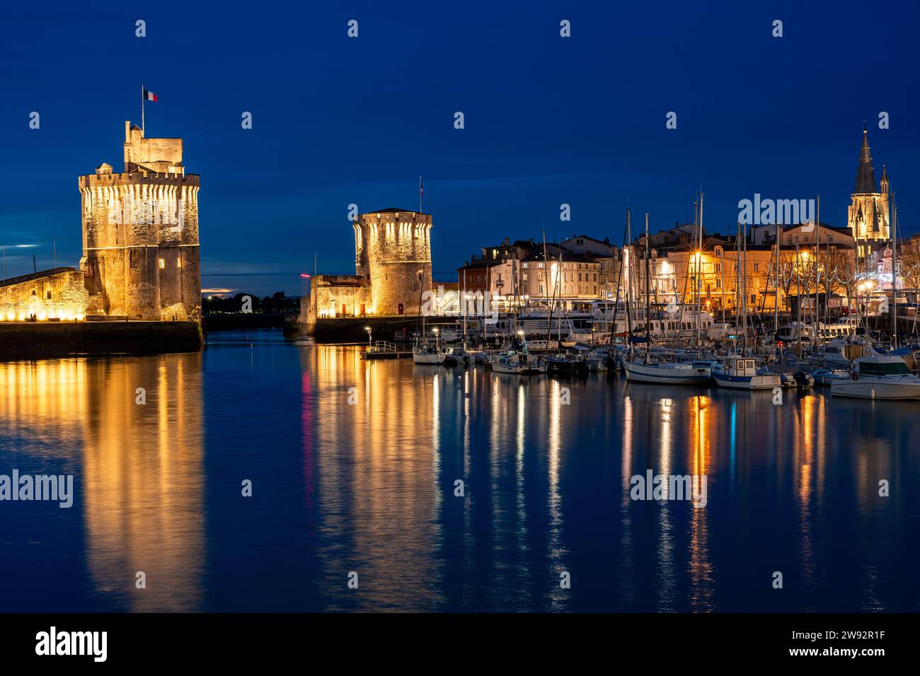 Splendido paesaggio urbano illuminato del vecchio porto di la Rochelle di notte con ciyilights festivi Foto Stock