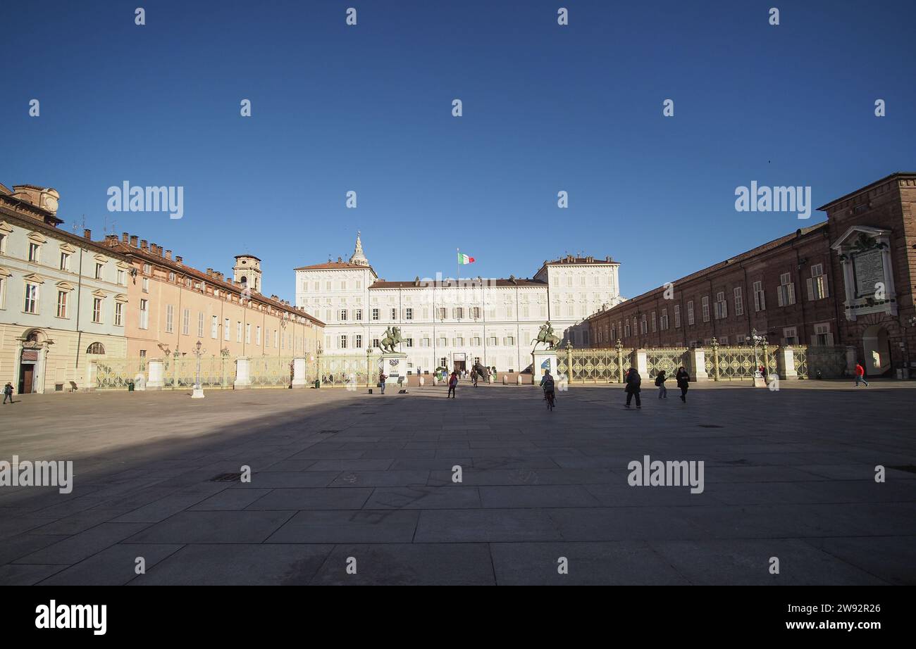 TORINO, ITALIA - 28 NOVEMBRE 2023: Persone in Piazza Castello Foto Stock