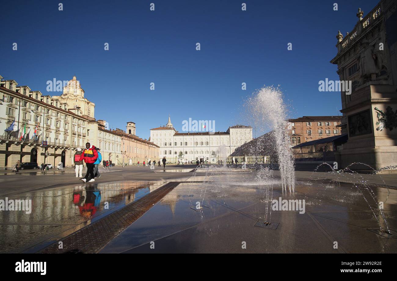 TORINO, ITALIA - 28 NOVEMBRE 2023: Persone in Piazza Castello Foto Stock