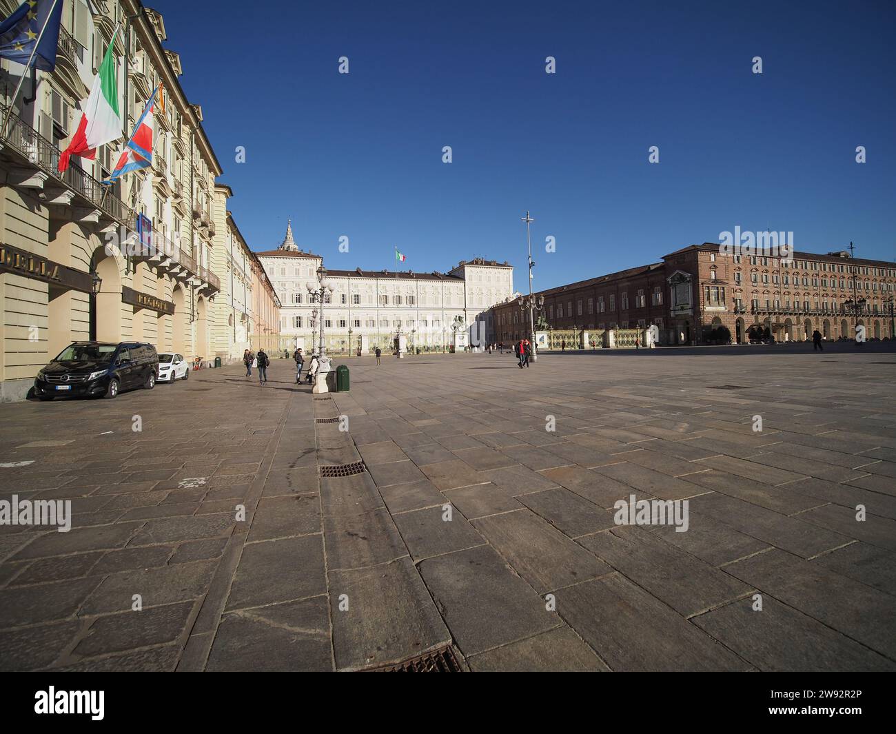 TORINO, ITALIA - 28 NOVEMBRE 2023: Persone in Piazza Castello Foto Stock