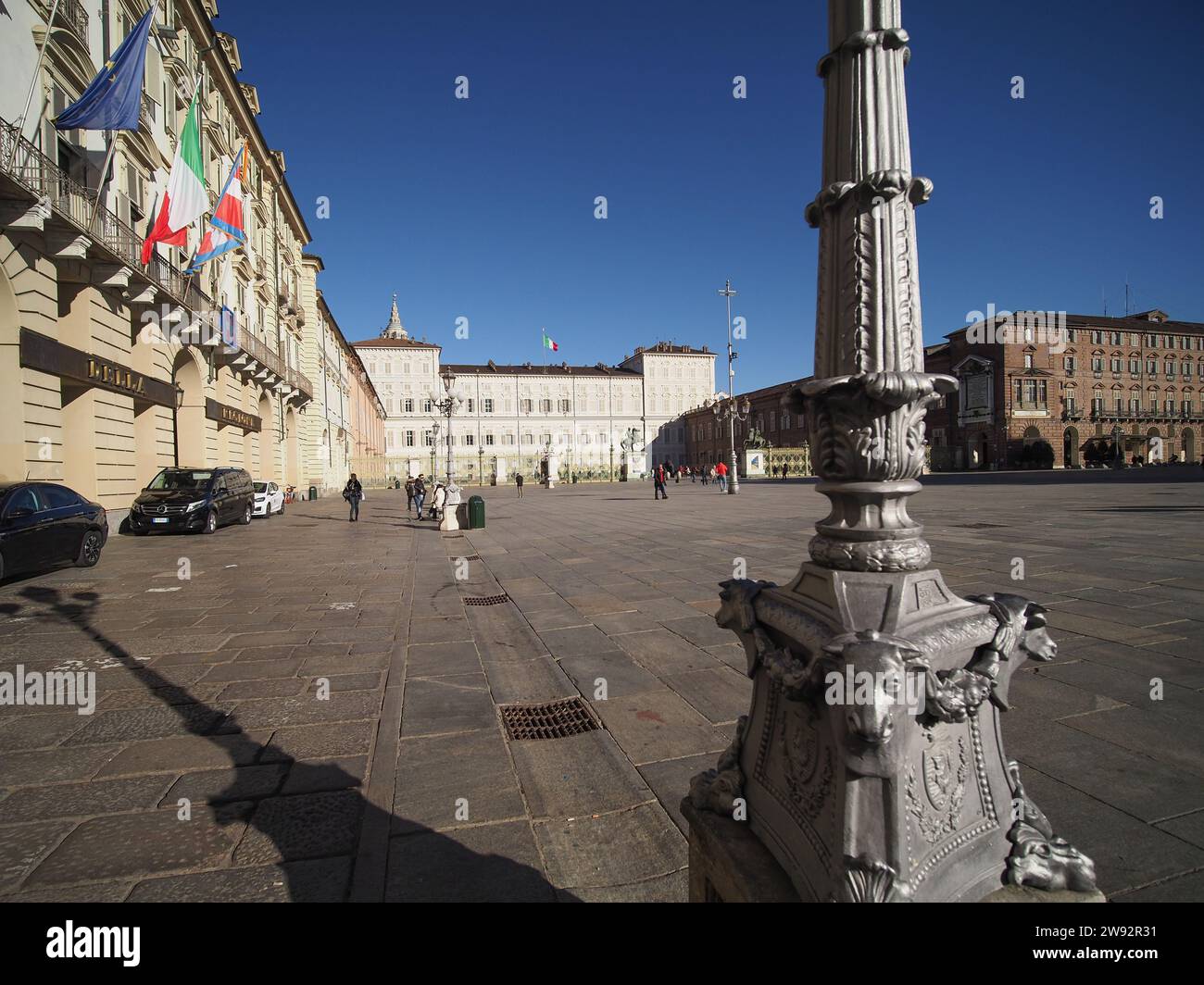 TORINO, ITALIA - 28 NOVEMBRE 2023: Persone in Piazza Castello Foto Stock