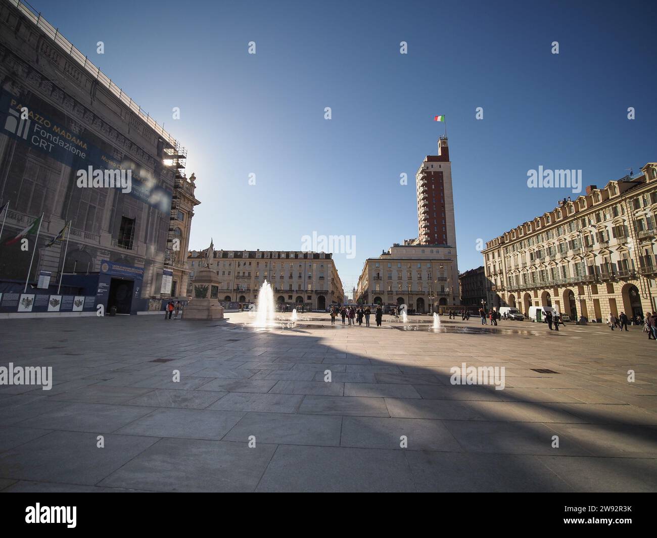 TORINO, ITALIA - 28 NOVEMBRE 2023: Persone in Piazza Castello Foto Stock
