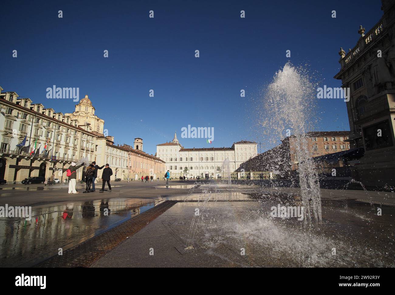 TORINO, ITALIA - 28 NOVEMBRE 2023: Persone in Piazza Castello Foto Stock