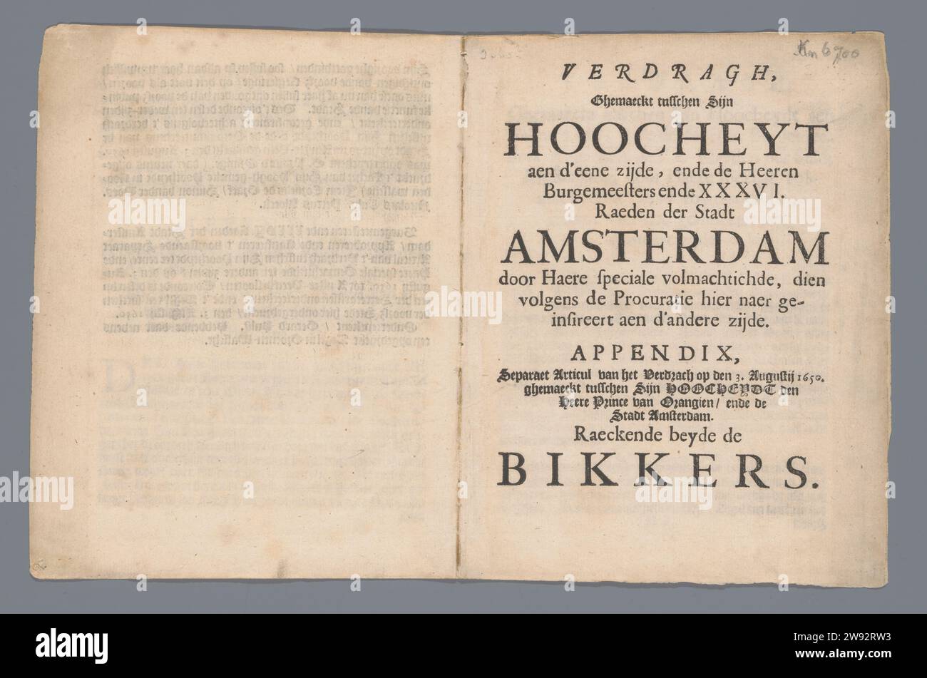 Trattato ghemaeckt tra il suo hoocheyt e le parti, e i signori sindaci e xxxvi raeden der Stadt Amsterdam (...), anonimo, 1650 opuscolo di cinque pagine e un frontespizio. Incollato in una piccola copertina di carta marmorizzata blu. Iscrizione; titolo: Vedi titolo. Contrassegnato: 2 filigrana (non chiara). Datato; Titlep. R.M.: Il 3 agosto 1650. Giornale di Amsterdam. Stampa su corda/cucitura Amsterdam Foto Stock