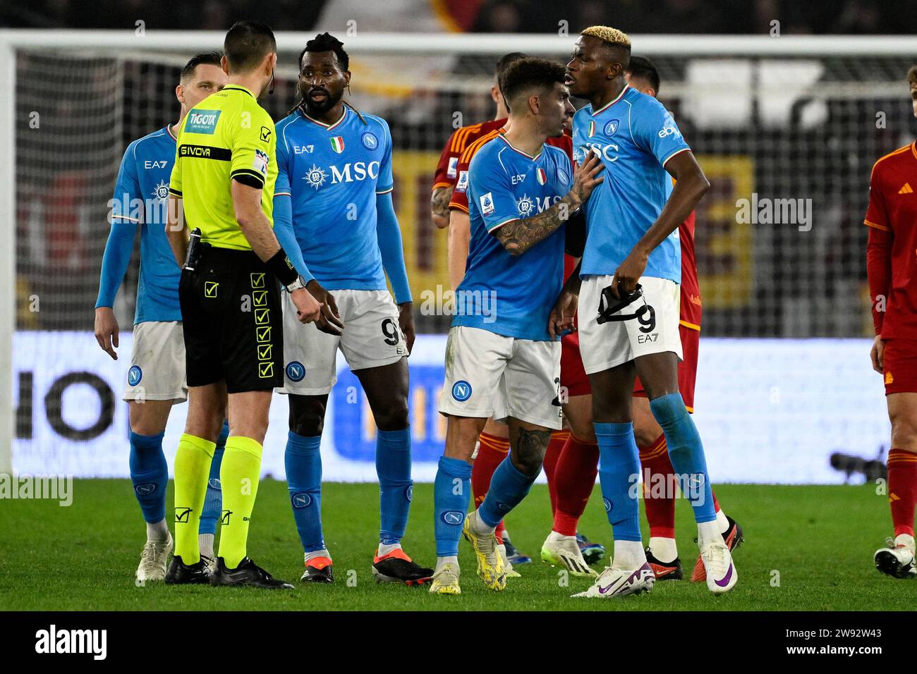 Roma, Italia. 23 dicembre 2023. Victor Osimhen dell'SSC Napoli discute con l'arbitro Andrea Colombo dopo aver ricevuto un cartellino rosso durante la partita di serie A tra AS Roma e SSC Napoli allo stadio Olimpico di Roma, 23 dicembre 2023. Crediti: Insidefoto di andrea staccioli/Alamy Live News Foto Stock