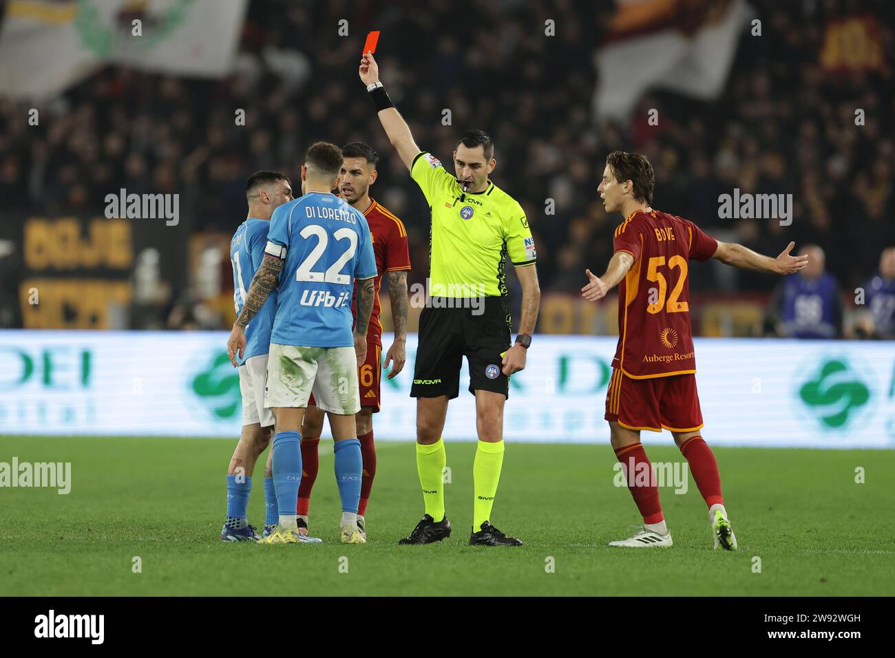L'arbitro Andrea Colombo mostra il cartellino rosso per l'attaccante italiano del SSC Napoli Matteo Politano durante la partita di serie A tra AS Roma vs SSC Napoli Football Club allo Stadio Olimpico di Roma, Italia il 23 dicembre 2023 Foto Stock