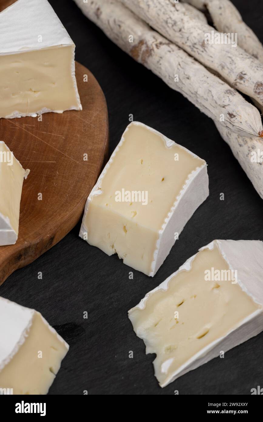 formaggio a fette con muffa bianca, delizioso formaggio a fette con muffa bianca commestibile Foto Stock