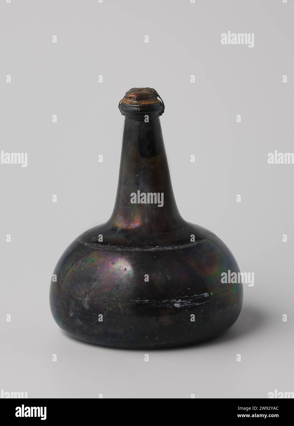Bottiglia di vino piena di vino del relitto del t Vliegend Hart degli Indiani orientali, Anonimo, c. 1700 - c. 1735 vino la bottiglia di vino a forma di cipolla, verde, è riempita di vino ed è chiusa con un sughero, lacca e filo di rame. Vetro di Middelburg. sughero (corteccia). vernice (rivestimento). stampaggio a soffiatura di vino Foto Stock
